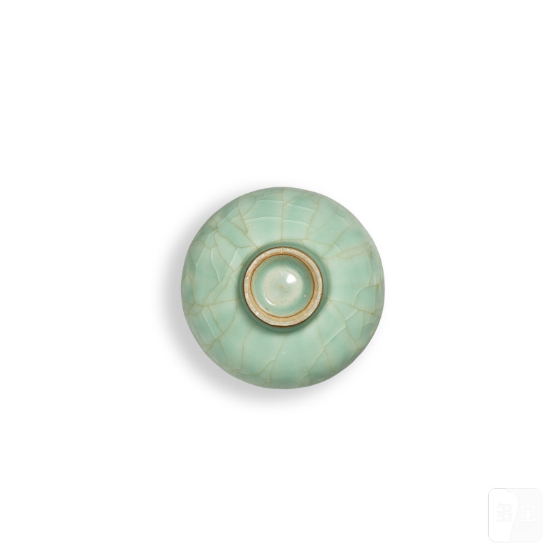 A small Longquan celadon-glazed 'lotus' bowl, Southern Song dynasty | 南宋 龍泉窰青釉蓮瓣紋小盌 - 图4